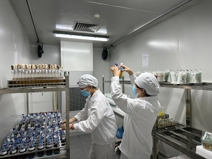 7.质量检定室  蓝燕，黄菲，观察实验结果.jpg