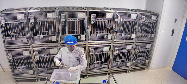 9.尊龙凯时安全三级实验室 李鹏飞 动物的日常饲养.jpg